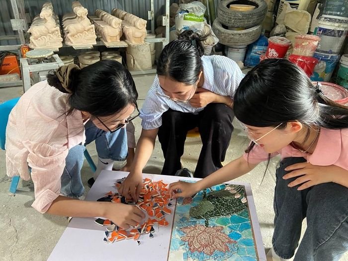 Các thành viên “Vụn Gốm Khảm Hoa” phân loại mảnh gốm, sắp xếp bố cục bức tranh. Ảnh: Phương Thảo