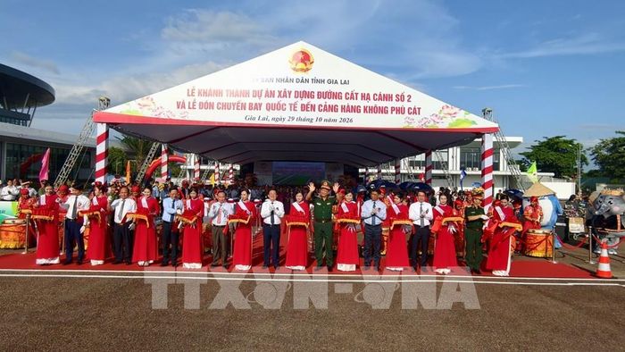 Nghi thức cắt băng khánh thành đường cất hạ cánh số 2. Ảnh: Sỹ Thắng - TTXVN