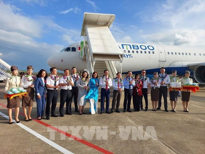 Lãnh đạo tỉnh Gia Lai tặng hoa, chào đón phi hành đoàn điều khiển trên chuyến bay chater Quốc tế. Ảnh: Sỹ Thắng - TTXVN