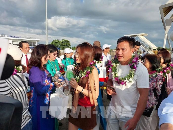 Lãnh đạo tỉnh Gia Lai tặng hoa, chào đón những vị khách quốc tế trên chuyến bay chater. Ảnh: Sỹ Thắng - TTXVN 