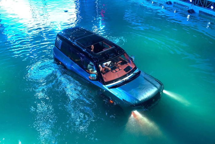 Yangwang U8 có thể nổi trên mặt nước trong tình huống khẩn cấp nhờ thiết kế thân xe cùng khả năng chống nước đạt chuẩn IP68 ở các bộ phận quan trọng.
