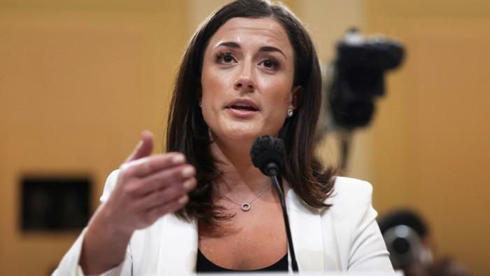 Cassidy Hutchinson, người từng là trợ lý cho cựu Chánh văn phòng Nhà Trắng Mark Meadows dưới thời chính quyền cựu Tổng thống Mỹ Donald Trump, làm chứng trong một phiên điều trần công khai của Ủy ban Chọn lọc Hạ viện Hoa Kỳ điều tra vụ tấn công ngày 6 tháng 1 vào Điện Capitol Hoa Kỳ, tại Đồi Capitol ở Washington, ngày 28 tháng 6 năm 2022. (Ảnh: Evelyn Hockstein | Reuters)