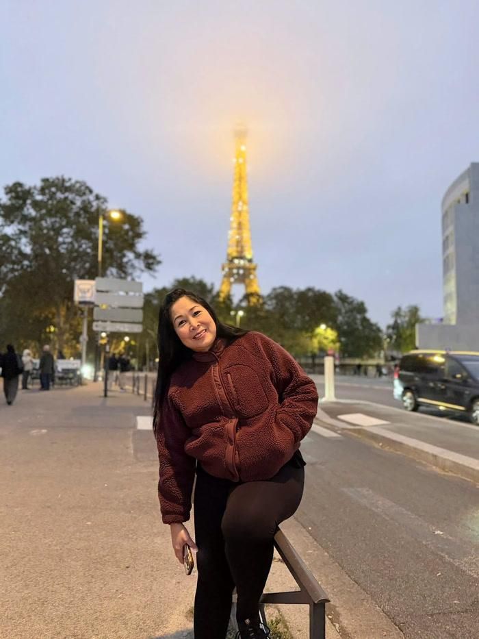 NSND Hồng Vân ở Pháp. Ảnh: FBNV
