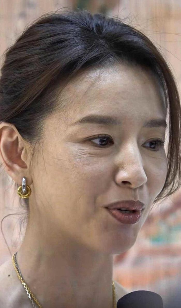 Loạt ảnh cận mặt của Đổng Khiết được chia sẻ trên mạng xã hội.