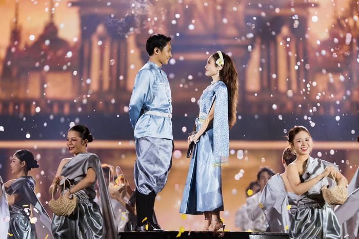 Phương Mỹ Chi và chàng trai hơn 9 tuổi tái hiện cảnh đám cưới trong một tiết mục ở Day 1 tại TP.HCM khiến khán giả thích thú. 