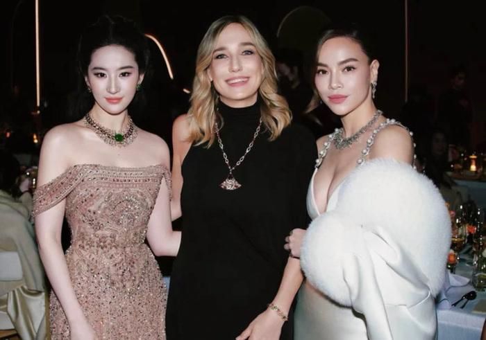 Lưu Diệc Phi cũng bị chú ý sau khi đăng tải bức ảnh tại sự kiện trang sức ở Thượng Hải nhưng không giữ lại ca sĩ Hồ Ngọc Hà trong khung hình.