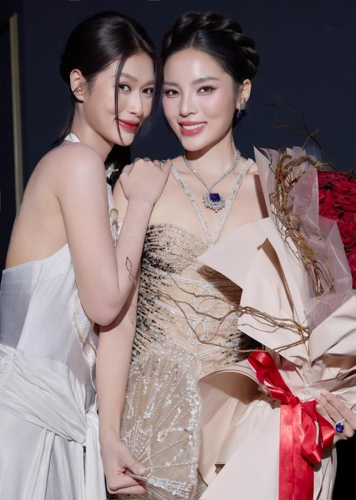 Thiên Ân và Kỳ Duyên ủng hộ nhau khi ra mắt phim mới. Ảnh: FBNV