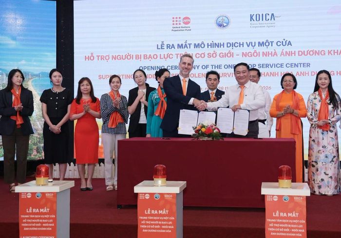 Ông Matt Jackson, Trưởng đại diện UNFPA tại Việt Nam và ông Trịnh Ngọc Hiệp, Phó Giám đốc Sở Y tế tỉnh Khánh Hòa, ký kết bàn giao Ngôi nhà Ánh Dương Khánh Hòa. Ảnh: UNFPA