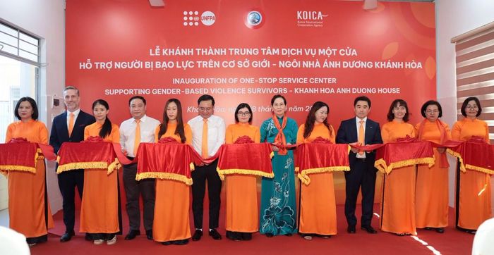 Bà Lê Thị Thủy, Ủy viên Trung ương Đảng, Phó Chủ tịch Ủy ban Trung ương MTTQ Việt Nam, Chủ tịch Hội LHPN Việt Nam, cùng các đại biểu tại lễ khai trương Ngôi nhà Ánh Dương tại Khánh Hòa. Ảnh: UNFPA