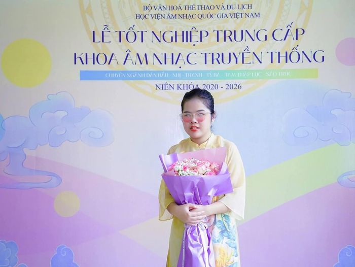Minh Hiền trong Lễ tốt nghiệp Trung cấp Khoa Âm nhạc truyền thống - Ảnh: NVCC