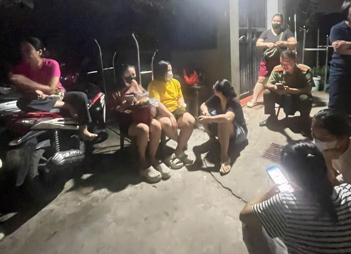 Nhiều người dân, phụ huynh tập trung trước cửa Công ty Mai Phương.