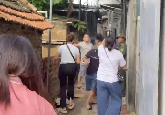 Phụ huynh và một số người được cho là của công ty cung cấp thực phẩm xô xát nhau trước cửa nhà kho.