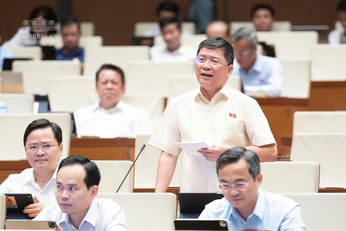 Đại biểu Tạ Văn Hạ, Phó Chủ nhiệm Ủy ban Văn hóa và Xã hội của Quốc hội, phát biểu