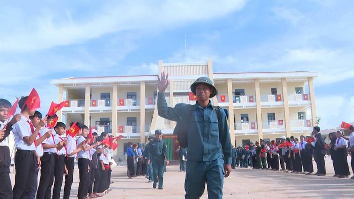 Phút chia tay đầy cảm xúc của thầy trò Trường Phổ thông nội trú liên cấp Tiểu học và Trung học cơ sở xã Ia Mơ với lực lượng vũ trang sau 5 tháng xây dựng trường.