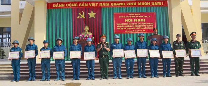 Ban tổ chức khen thưởng các tập thể, cá nhân có thành tích xuất sắc trong thời gian xây dựng trường học.
