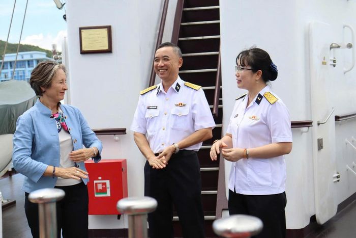 Thượng tá Vũ Thị Kim Vân phiên dịch đón Đoàn Đại diện Lâm Thời nước cộng hòa Ba Lan đến tham quan Tàu buồm 286 - Lê Quý Đôn, Học viện Hải quân.