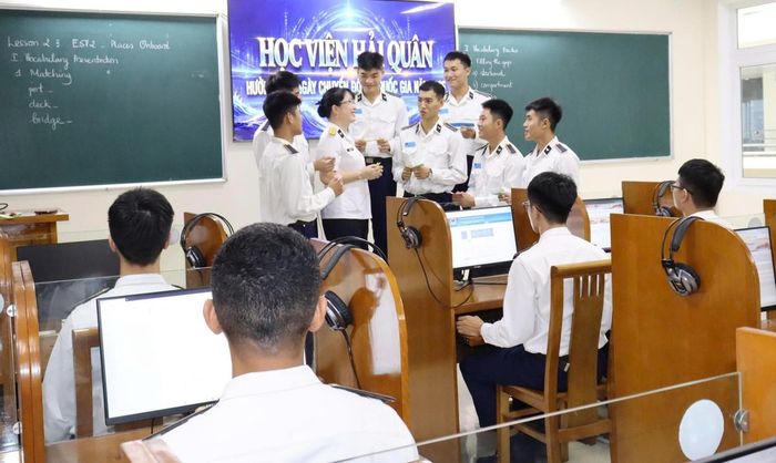 Thượng tá Vũ Thị Kim Vân cùng học viên trao đổi tiếng Anh trong giờ học thực hành tại phòng máy.