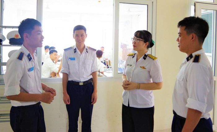 Học viên hào hứng khi được nói chuyện với Cô Vũ Thị Kim Vân trong giờ nghỉ giữa các cặp tiết học.