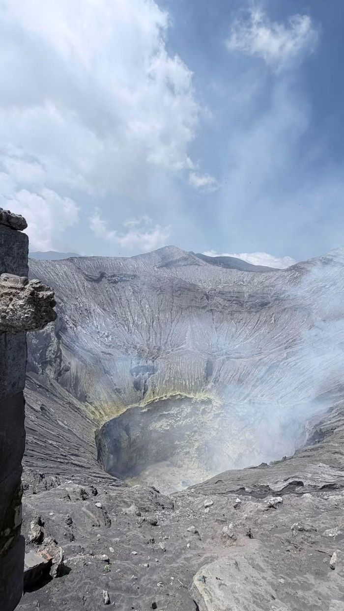 Miệng núi lửa Bromo nổi bật giữa khung cảnh núi non hùng vĩ của Indonesia, tạo nên cảnh quan kỳ vĩ và đầy ấn tượng.