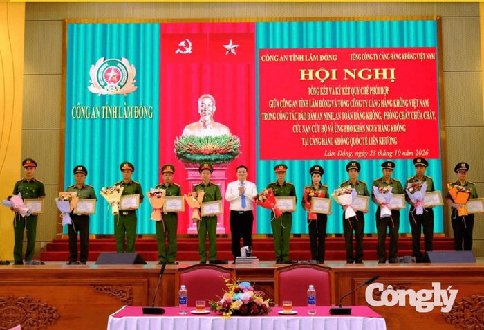 Các tập thể, cá nhân có thành tích trong công tác bảo đảm an ninh, an toàn hàng không được biểu dương, khen thưởng tại hội nghị.