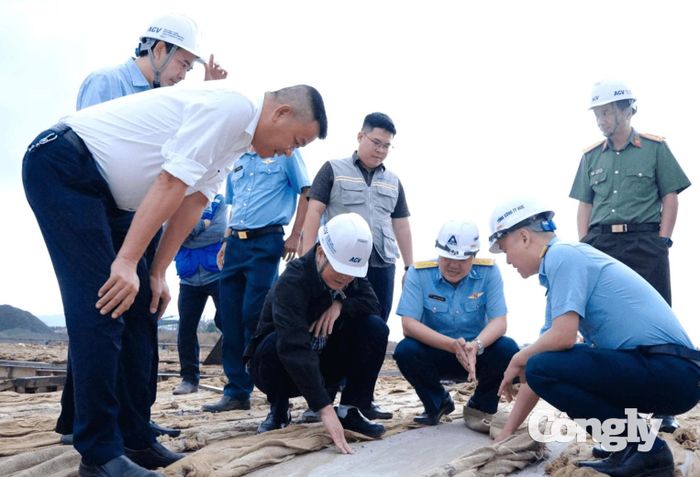 Đoàn công tác kiểm tra thực tế Dự án sửa chữa đường cất hạ cánh, đường lăn tại Cảng hàng không quốc tế Liên Khương.