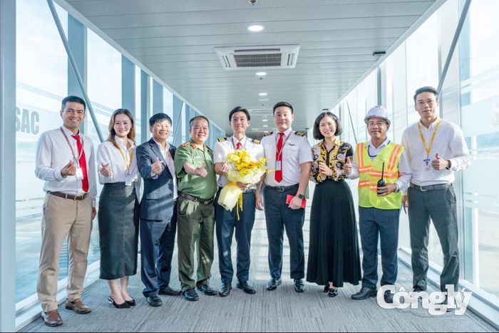 Ban lãnh đạo Cảng hàng không quốc tế Phú Quốc tặng hoa chúc mừng Tổ lái chuyến bay đầu tiên hạ cánh xuống đường băng mới