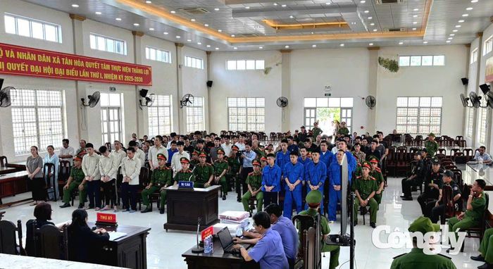 Các bị cáo nghe tòa tuyên án
