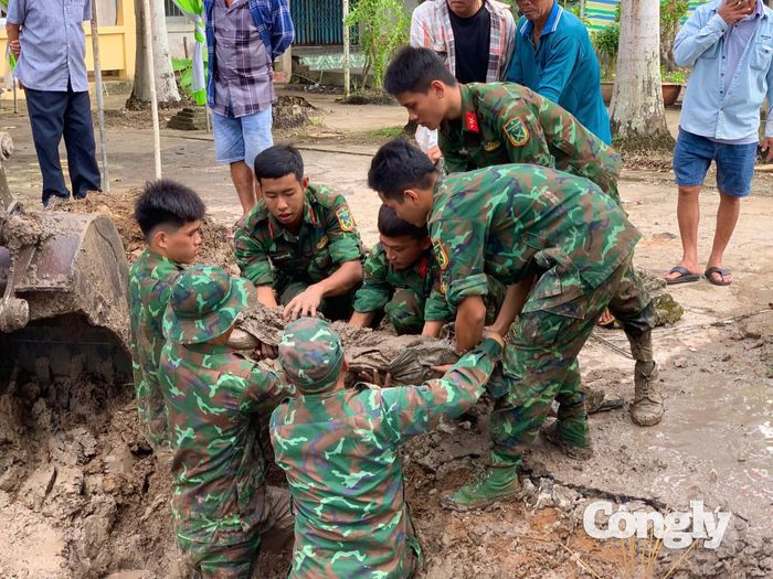 Lực lượng làm nhiệm vụ nỗ lực tìm kiếm và cẩn thận cất bốc hài cốt liệt sĩ tại nghĩa trang tạm Tân Bằng (