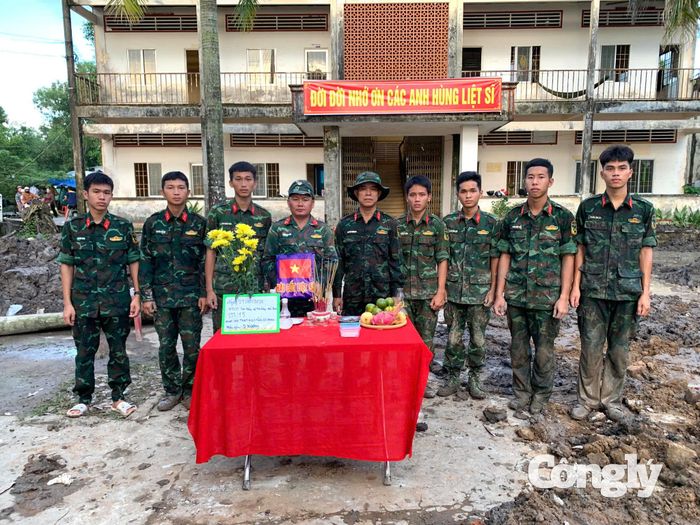 Lực lượng chức năng và đại diện chính quyền địa phương thắp hương tri ân các anh hùng liệt sĩ tại khu vực quy tập