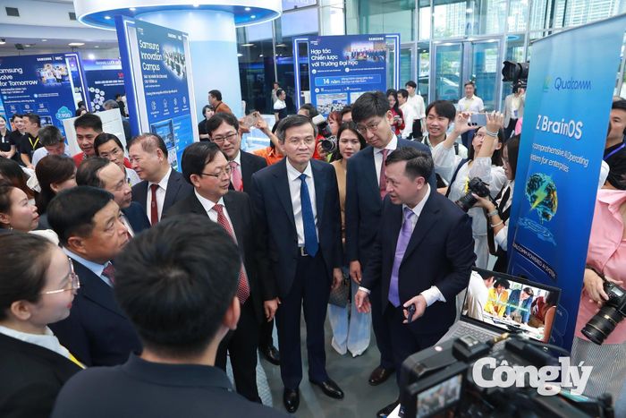 Các đại biểu tham quan Ngày hội Đổi mới sáng tạo quốc gia 2026 với chủ đề “Đổi mới sáng tạo – Động lực phát triển của toàn xã hội”.