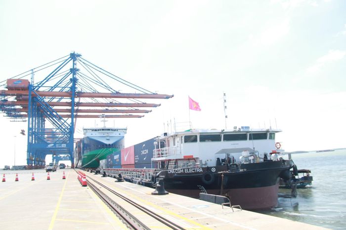 Sà lan điện CMA CGM Electra đang neo đậu tại cảng nước sâu Gemalink. Ảnh: Quốc Hải.