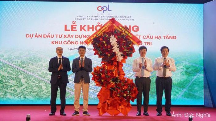 Đại diện lãnh đạo tỉnh Quảng Trị tặng hoa chúc mừng tại lễ khởi công KCN Capella Quảng Trị.