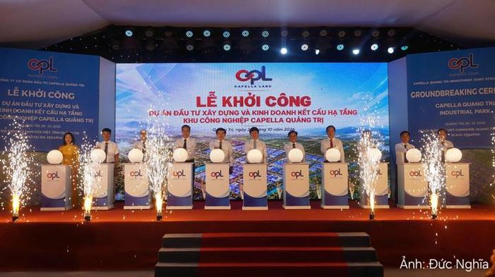 Các đại biểu bấm nút khởi công dự án.