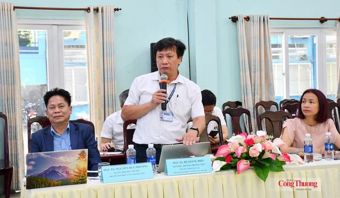 Đại biểu trao đổi, đóng góp ý kiến tại hội nghị.