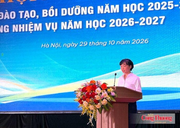 PGS, TS. Vũ Thị Thu Nga, Trưởng khoa Kỹ thuật điện, Trường Đại học Điện lực phát biểu tại hội nghị.