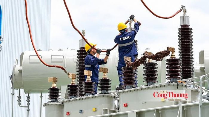Công nhân EEMC lắp đặt, hoàn thiện các bộ phận của máy biến áp tại nhà máy.