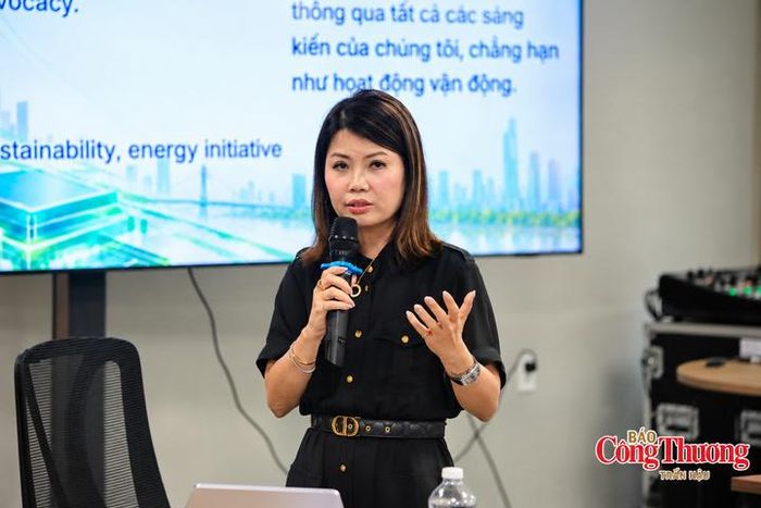  Bà Linda Tan, Chủ tịch Hiệp hội Bán dẫn Đông Nam Á (SEMI SEA), phát biểu về cơ hội kết nối doanh nghiệp Việt Nam với chuỗi cung ứng bán dẫn toàn cầu tại buổi thông tin báo chí SEMIEXPO Việt Nam 2026.