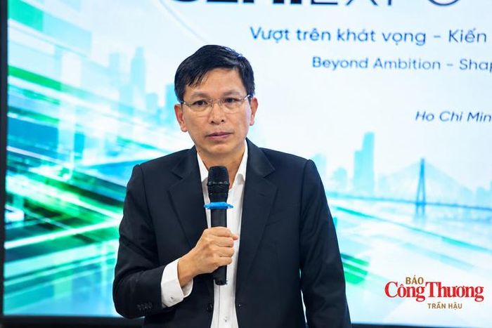 Ông Nguyễn Hữu Yên, Phó Giám đốc Sở Khoa học và Công nghệ TP. Hồ Chí Minh, phát biểu về định hướng phát triển hạ tầng, hoàn thiện cơ chế chính sách và thu hút đầu tư vào ngành công nghiệp bán dẫn tại buổi thông tin báo chí SEMIEXPO Việt Nam 2026.