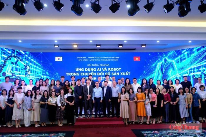 Các đại biểu chụp ảnh kỷ niệm cùng cộng đồng doanh nghiệp dệt may.