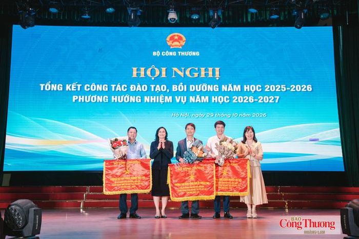 Thứ trưởng Phan Thị Thắng trao Cờ thi đua của Bộ Công Thương cho các đơn vị.