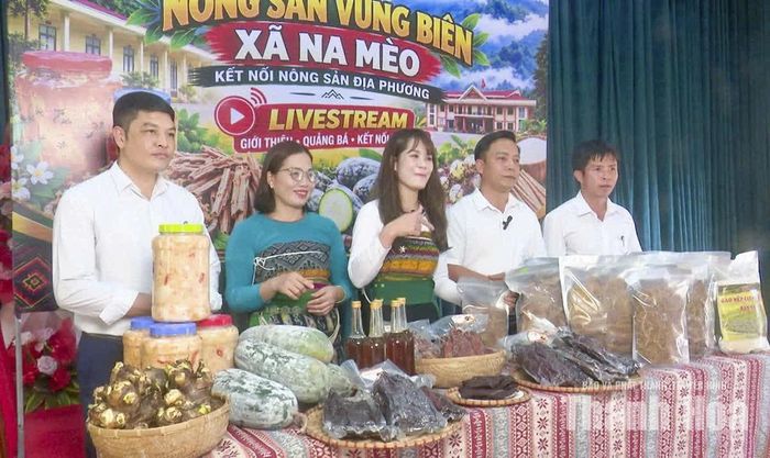 Cán bộ lãnh đạo xã Na Mèo tham gia giới thiệu, bán sản phẩm trên phiên livestream.