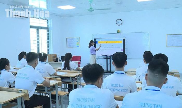Người lao động học ngoại ngữ, chuẩn bị hành trang trước khi làm việc ở nước ngoài.