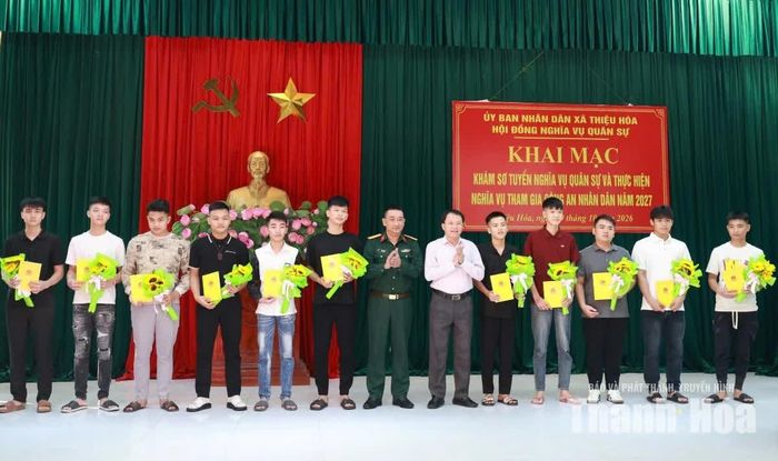 Lãnh đạo Bộ Chỉ huy Quân sự tỉnh và xã Thiệu Hóa tặng quà cho các thanh niên.