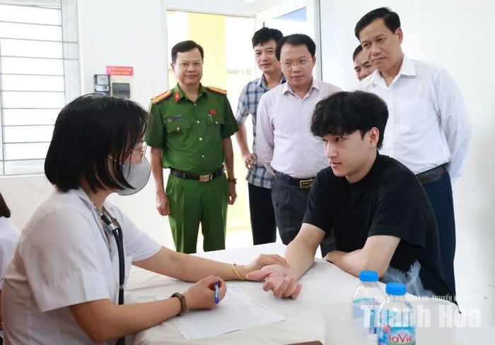 Nhân viên y tế kiểm tra sức khoẻ thanh niên tham gia sơ tuyển.