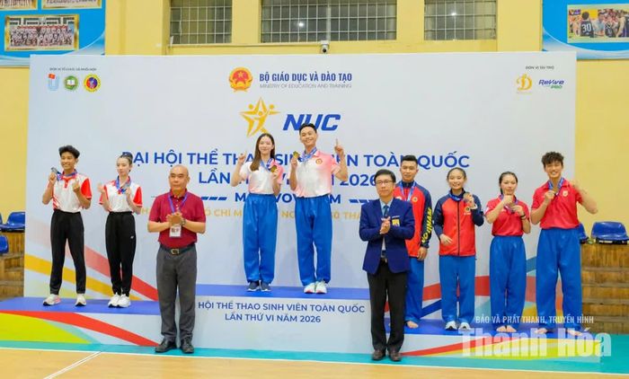 Sinh viên Lê Thị Trang (lớp K28 Quản lý Thể dục thể thao) và Ngô Hoàng Phương (lớp K27 Huấn luyện thể thao) giành HCV ở nội dung tự vệ nữ môn vovinam.