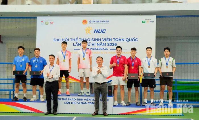 Sinh viên Nguyễn Việt Hoàng (lớp K26 Quản lý Thể dục thể thao) và Phạm Xuân Vũ (lớp K28 Huấn luyện thể thao) giành HCV ở nội dung đôi nam môn pickleball.