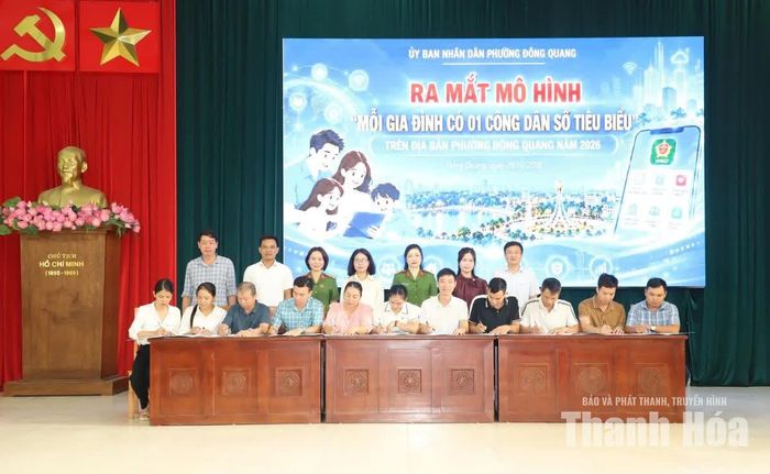 Các tổ dân phố ký cam kết triển khai mô hình “Mỗi gia đình có 1 công dân số”.