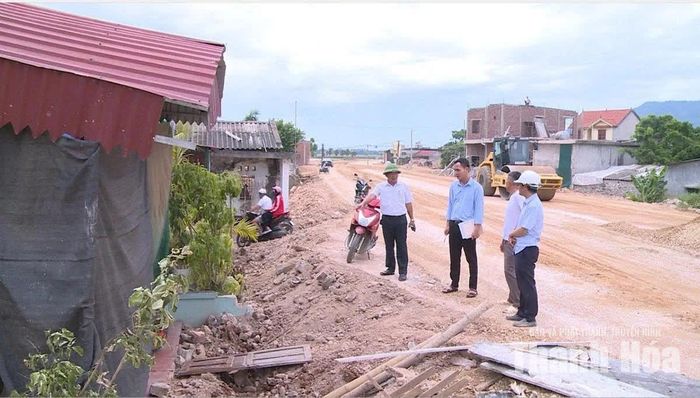 Cán bộ UBND xã Các Sơn chủ động triển khai các giải pháp, đẩy nhanh tiến độ giải phóng mặt bằng phục vụ Dự án Đường nối cao tốc Bắc - Nam, Quốc lộ 1A đi Cảng Nghi Sơn.