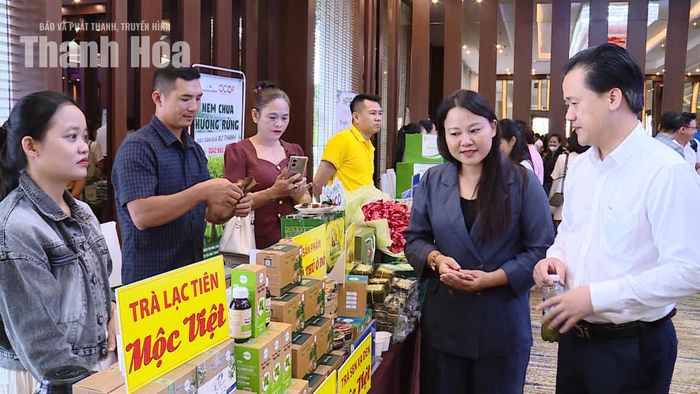 Đại biểu tham quan gian hàng trưng bày, giới thiệu các sản phẩm hàng hóa.
