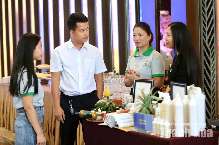 Hoạt động trao đổi thông tin, giới thiệu sản phẩm hàng hóa tại hội nghị.